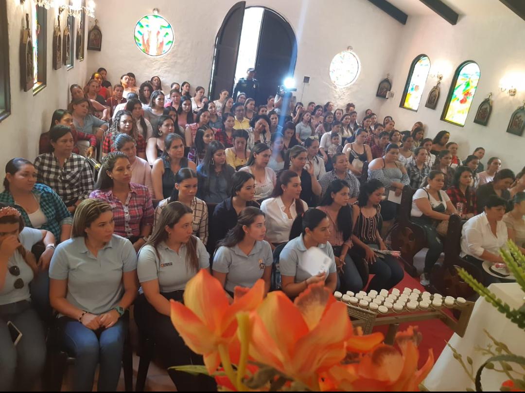 PoliciaNeiva's tweet photo. #GraciasMujer @AosPolicia en beneficio de la policía nacional, hace un homenaje a la mujer de @PoliciaNeiva para exaltar su liderazgo, entrega y labor social hacia la comunidad opita, por esto, a través, de esta actividad se fortalecen valores espirituales. https://t.co/lf5ybaNxom
