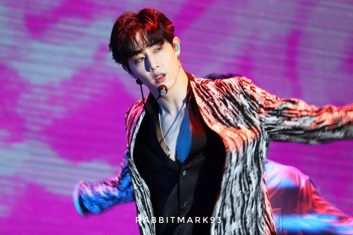 RabbitMark93's tweet photo. 올해는 아직 이것밖에 만날 수 없는 것이 유김....
#마크 #Mark #MarkTuan #段宜恩 #단의은 #GOT7 #갓세븐 @mtuan93
#OnYourMARK
#OnYourMarkinShanghai
#Mark3rdBeautifulNight https://t.co/z6AXcQTjVe