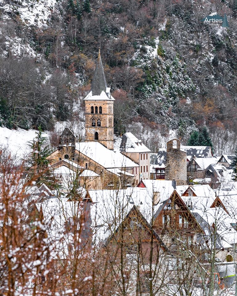 AranForYou's tweet photo. ¿Sabes cómo aprovechar tus días en la #ValdAran?

#Arties es uno de los pueblos más encantadores del #NautAran por sus dos iglesias, su bonito casco urbano y con bares y restaurantes muy ambientados.

‼️No te lo pierdas 👉 https://t.co/PeBiotcNKI 👈

#AranForYou
 
📷visitarties https://t.co/DlHFVTnrX1
