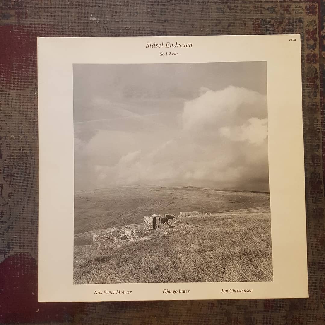 VintageRecords1's tweet photo. 1990 ECM, Almanya baskı.
Sidsel Endresen / So I Write LP'si dükkanda ve https://t.co/yIIDcO6QxE adresinde.
.
#sidselendresen #soiwrite #vintagerecordsmoda #vinylforsale #vinyl #lp #vintagerecords #kadıköy #moda #plakçı #plak #longplay https://t.co/1QsXFiOlN5