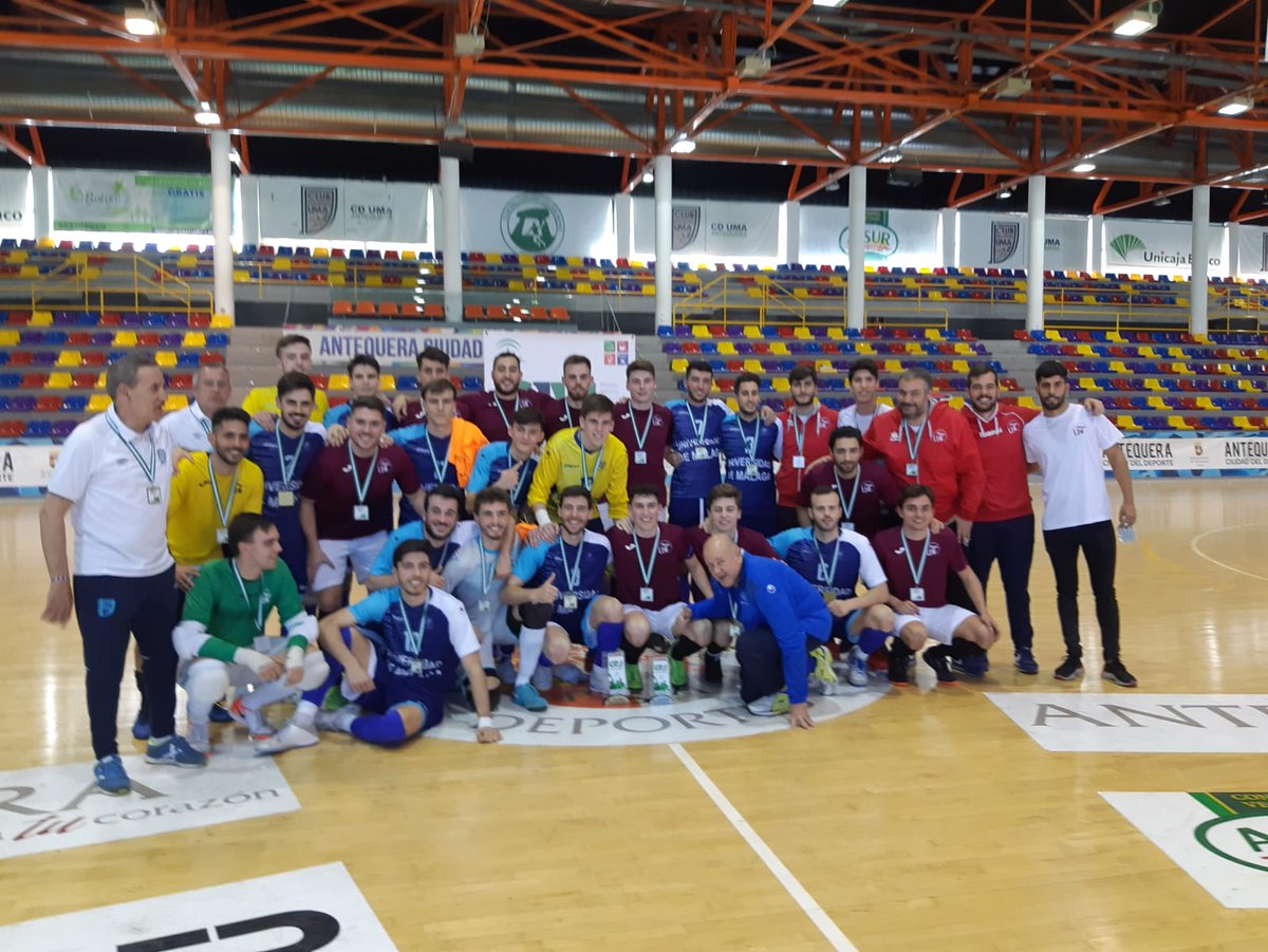 SADUSoficial's tweet photo. FSM ⚽️| ¡PLATA! Nuestro equipo de la @unisevilla consigue un año más subir al segundo escalón del podio ¡enhorabuena chicos! ahora nos esperan los #CEU2020. Felicidades a @deportesUMA por la victoria (7-3), el año que viene es nuestro 😉💪 https://t.co/nOZN7UMs5K