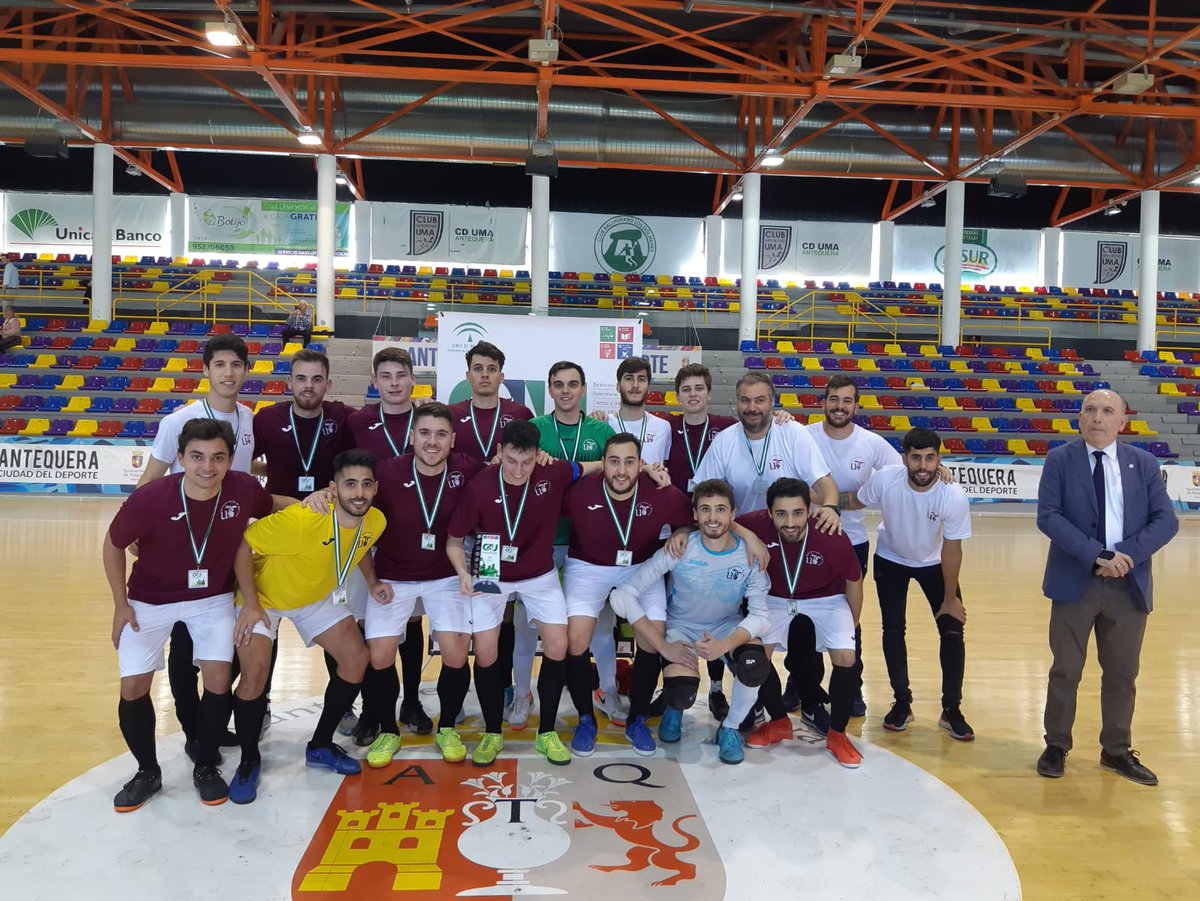 SADUSoficial's tweet photo. FSM ⚽️| ¡PLATA! Nuestro equipo de la @unisevilla consigue un año más subir al segundo escalón del podio ¡enhorabuena chicos! ahora nos esperan los #CEU2020. Felicidades a @deportesUMA por la victoria (7-3), el año que viene es nuestro 😉💪 https://t.co/nOZN7UMs5K