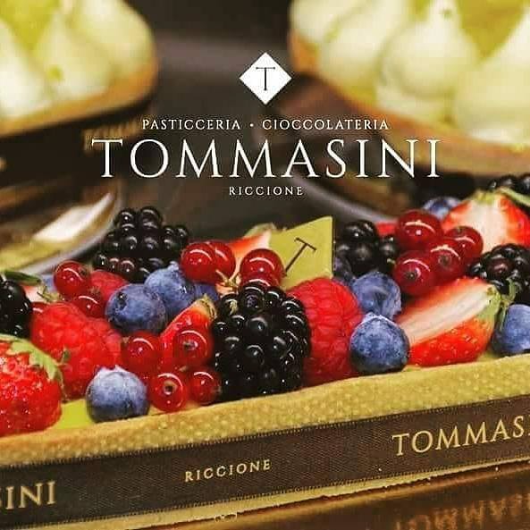 Tommasinipastry's tweet photo. Cari Amici,
La situazione che stiamo vivendo è molto difficile ed è necessario un grandissimo sforzo collettivo.

Per questo abbiamo scelto con il  Cuore ❤️ di andare oltre i numeri e di FERMARCI dall'11 Marzo fino a data da destinarsi.
#noirestiamoacasa
#restiamoacasa https://t.co/0Y2hrat9rD