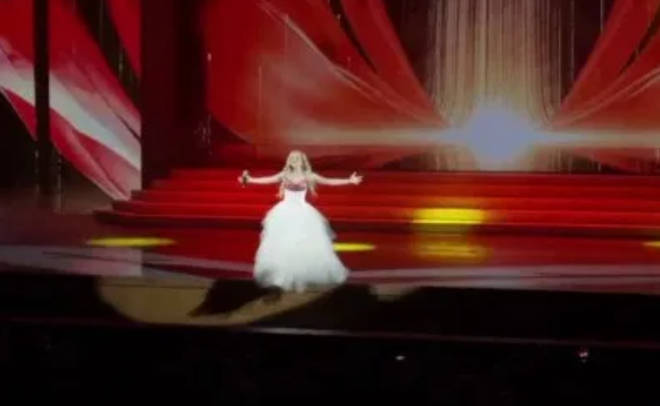 rodryanshow's tweet image. You can literally hear the loudest #THWACK but she keeps going...

Singer Falls 10 Feet Off the Stage but Keeps on Singing.

ihr.fm/2Q7YAUW