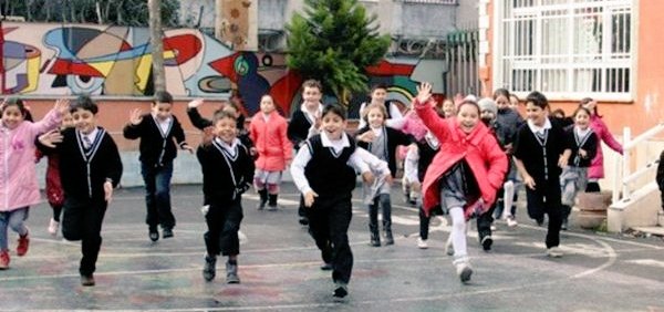 TahirSimsek's tweet photo. #Fuarlar ertelenirken, okulların tatil edilmemesi garip! Bence bu okul konusu bir daha düşünülmeli ve tüm #okullar tatil edilip, güzelce #dezenfekte edilmeli. https://t.co/eILy9GO07p