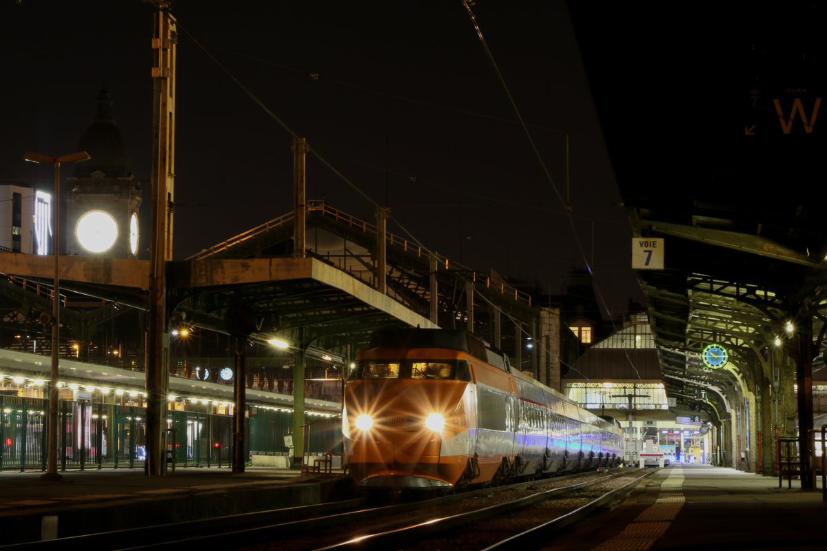 Il y a 500 mois naissait la 1ère rame de présérie du #TGV Sud-Est. Alors qu’elle vient de terminer sa tournée d’adieu #AuRevoirPatrick, revenons en quelques dates sur ses débuts! #patrimoineSNCF #SNCF