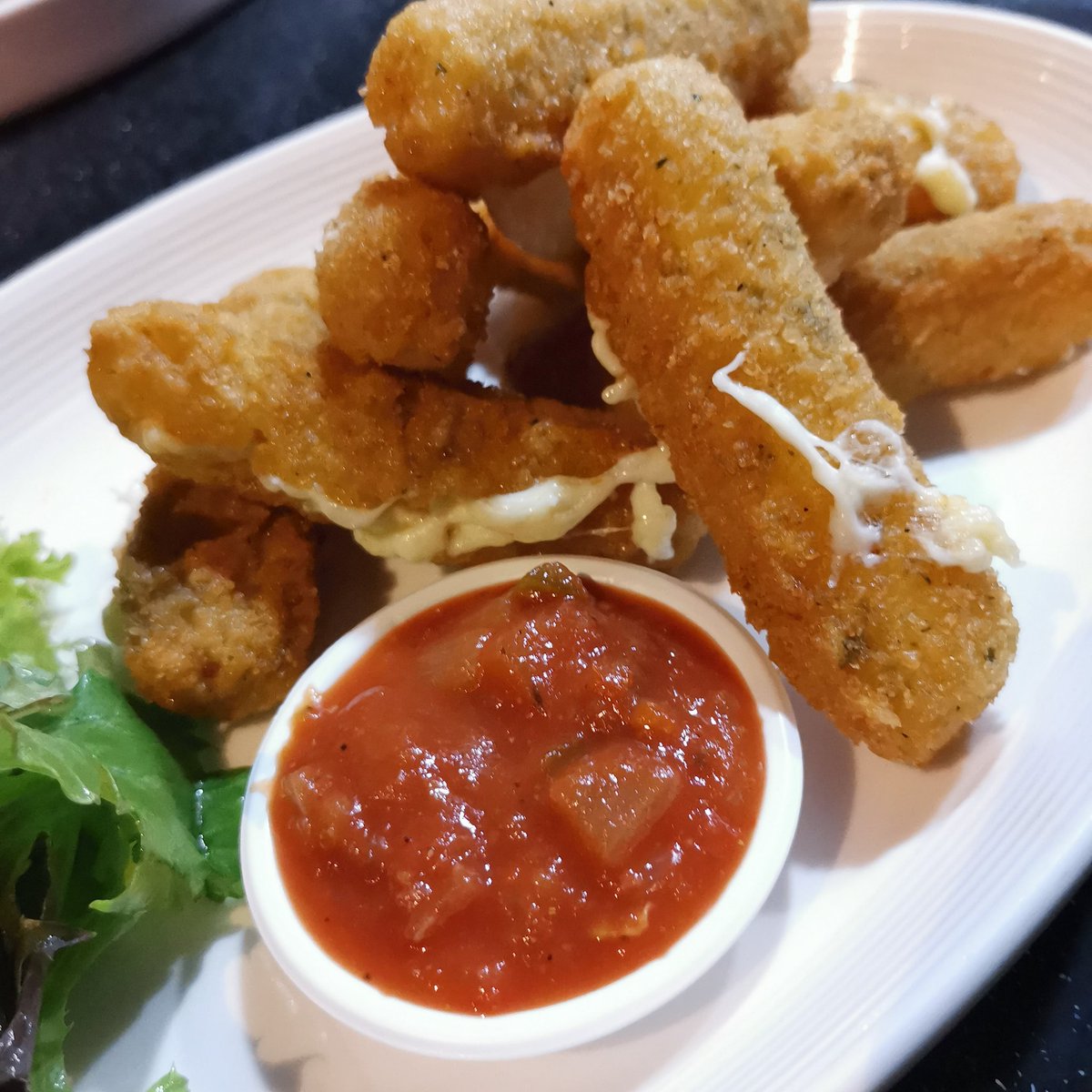 deejaysathia's tweet photo. New Dish Alert at THE COW!
Mozerella cheese bites.
Don't say Bo Jio!
#gettipsy #staytipsy https://t.co/8q5wEO3Efe