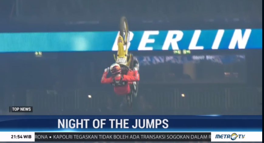Metro_TV's tweet photo. #TopPicture Aksi motosports dalam Night of The Jumps di Jerman menjadi penutup #TopNews malam hari ini. Terima kasih telah menyaksikan #TopNewsMetroTV, saksikan program selanjutnya hanya d i Metro TV atau streaming melalui https://t.co/SOzNo2G83M https://t.co/jPfT12lSFU