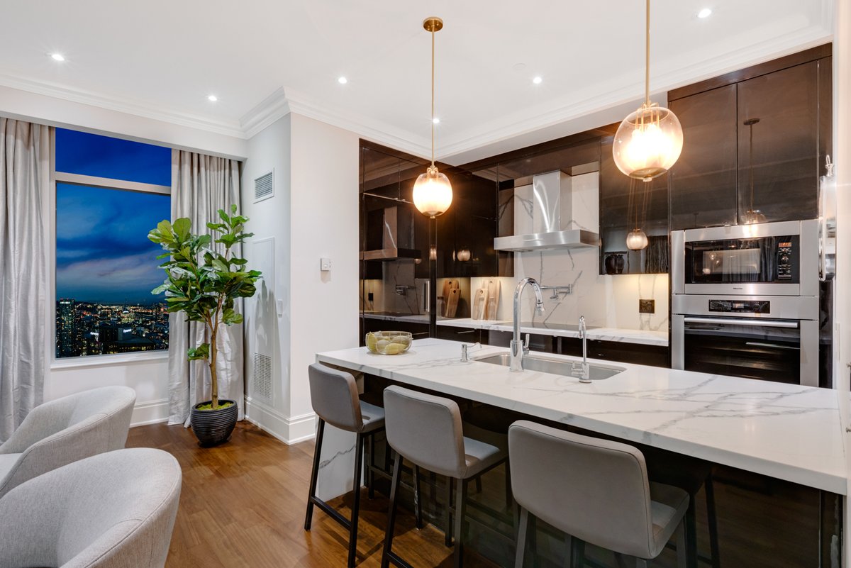 StRegisAdelaide's tweet photo. Large countertops and high-end appliances make for the perfect cooking setting. Your kitchen at the Residences at the St. Regis Toronto will feel like a Michelin star restaurant. #LiveExquisite https://t.co/zLMdI7G8ij