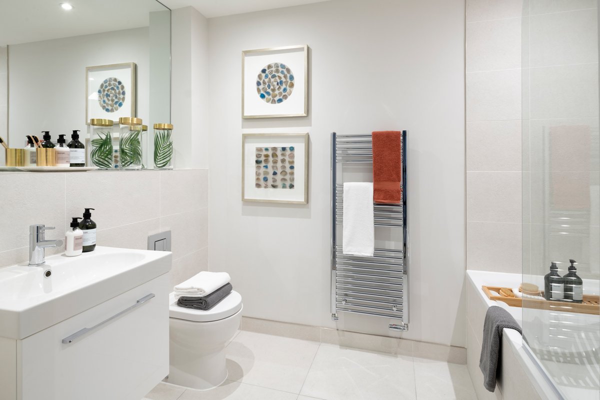 :::LAUNCH EVENT 21-22 MARCH:::
Spacious bathrooms with large pre-mounted mirrors, a heated chrome towel rail, fitted vanity unit and high quality floor tiles are examples of how we're upscaling apartments at Goods Station Road, Tunbridge Wells soo.nr/mHWr 🛋🏡