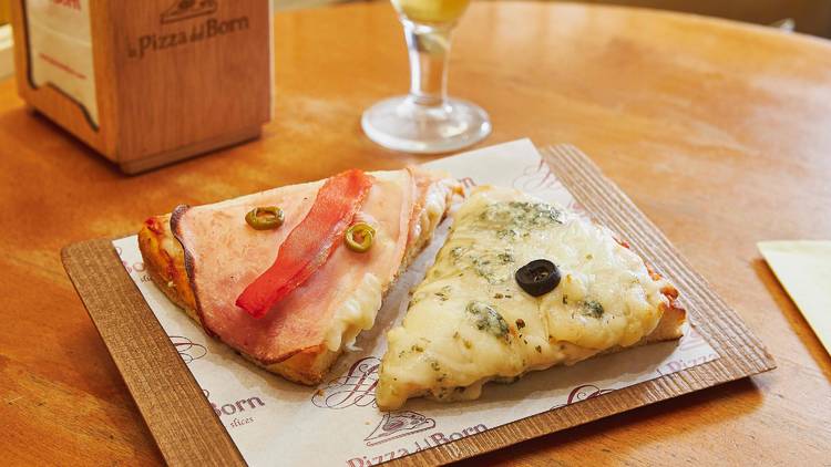 RentTopApartmen's tweet image. La Pizza del Born was a pioneer in bringing to Barcelona the sliced pizza -pizza al taglio- that we now find everywhere. 🍕 📸 La Pizza del Born #Barcelona #Barcelonaguide #Barcelonafood