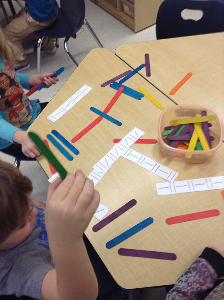 Extending patterns with popsicle sticks through organization of formations and colour! 🔴🔵🔴🔵 @EY_uwindsor