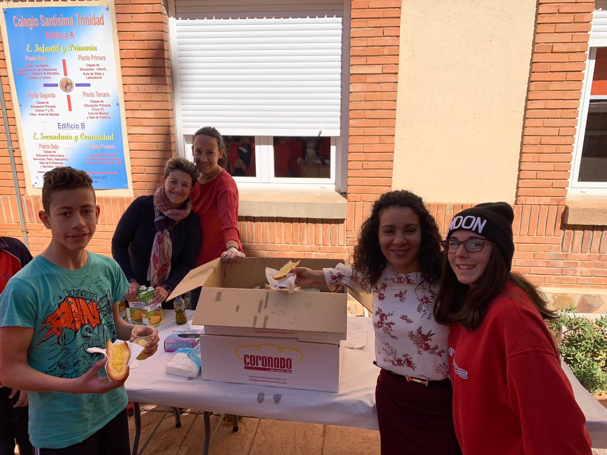 trinitariosVAL's tweet photo. Hoy hemos disfrutado de un desayuno saludable gracias a nuestra AMPA, tostadas de aceite y zumo
En @trinitariosVAL nos cuidamos!!!!! https://t.co/GBcdhEmyFh
