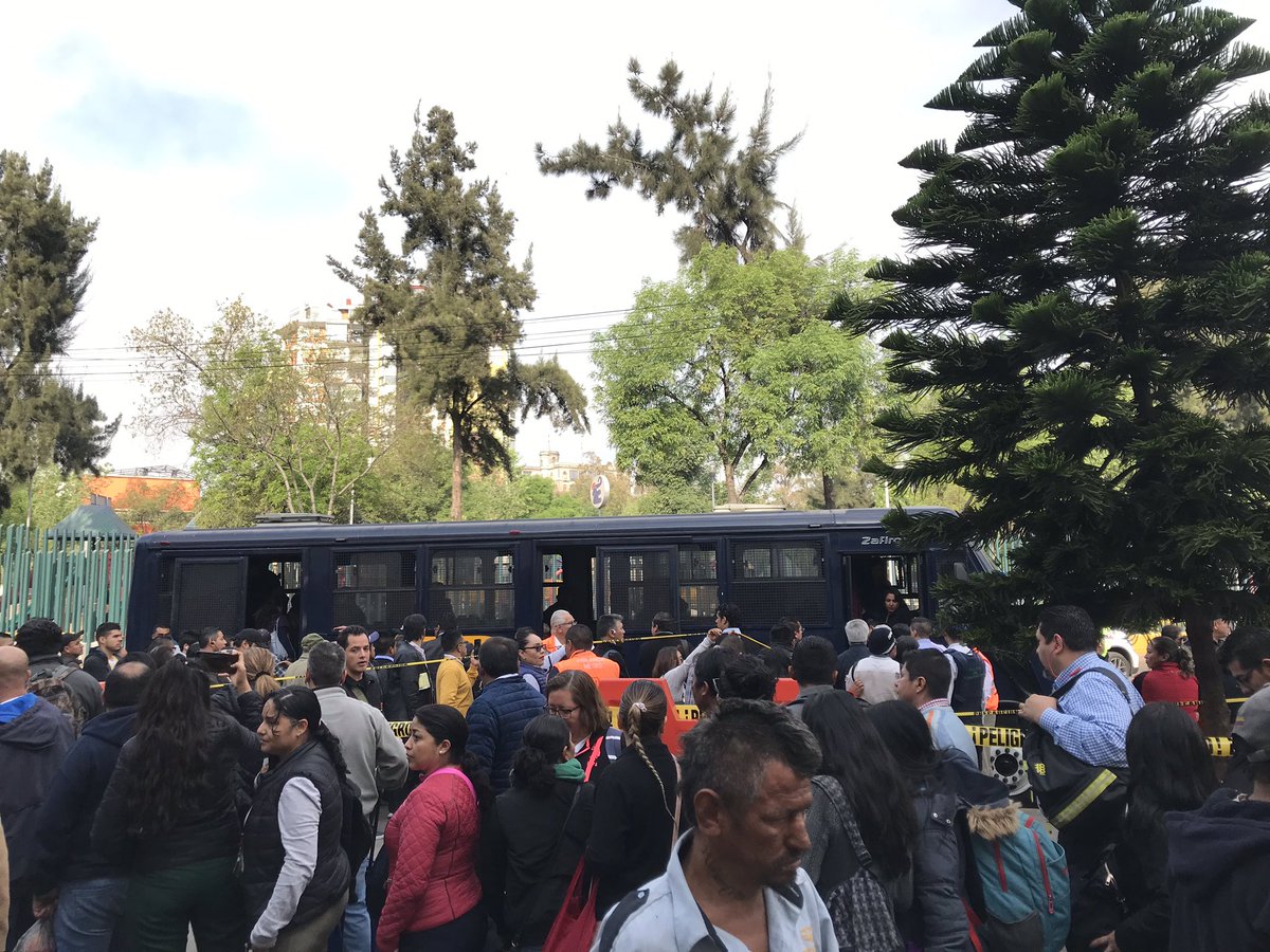 EdHA_Arion's tweet photo. #MéxicoMagico
Camiones de granaderos y patrullas de la CDMX al servicio de los usuarios del #MetroCDMX @andreslajous @LaSEMOVI @SSP_CDMX @GobCDMX 
Gran y ocurrente dinámica. https://t.co/94IzCacRpC