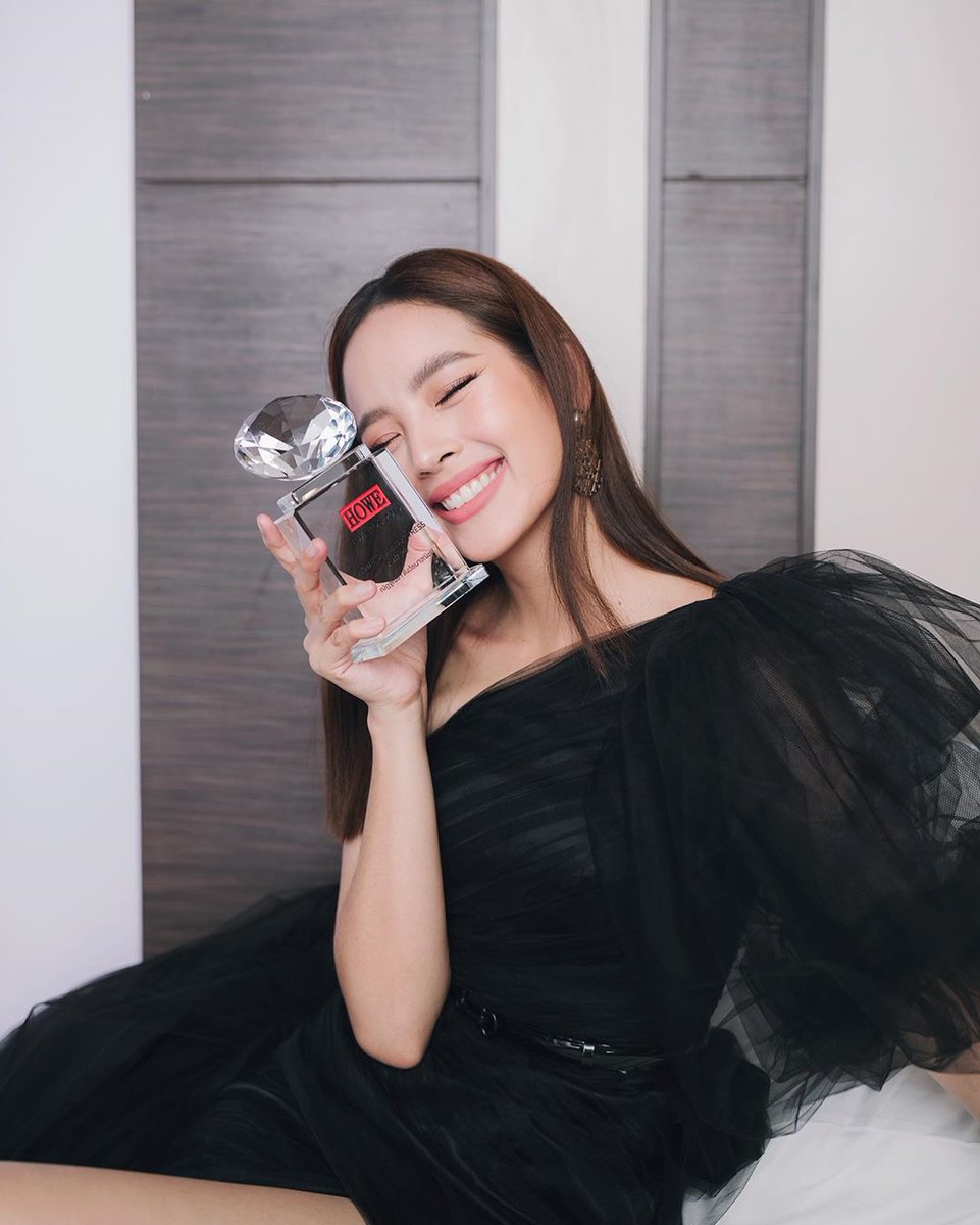 ขอบคุณ HOWE awards นะคะสำหรับรางวัล HOWE SHINING STAR AWARD 😊รางวัลนี้คือรางวัลของทีมเพลิงพรางเทียนทุกคนนนนเลยยย กลินท์กับเทียนคำจะไม่ได้รางวัลนี้แน่ๆ ถ้าไม่มีทุกๆคน ขอบคุณCh3 ขอบคุณพี่คิง พี่วิท และพี่ๆทุกๆคนทุกๆฝ่ายที่ทำให้ ได้รางวัลนี้มา ขอบคุณนะคะ♥️ #เพลิงพรางเทียน