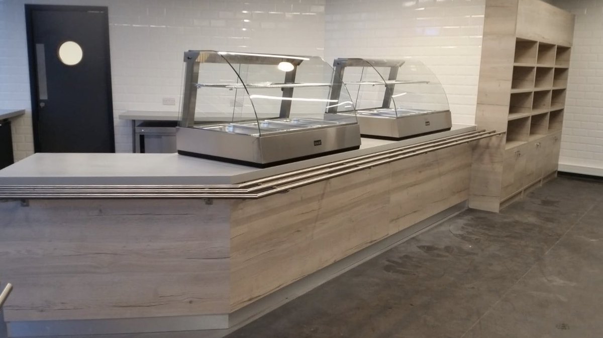 Lignify1's tweet image. Quick turnaround project using White Halifax oak manufactured to enclose the fridge, till point, display unit and servery with an accompanying warm grey corian worktop #madeinlancashire