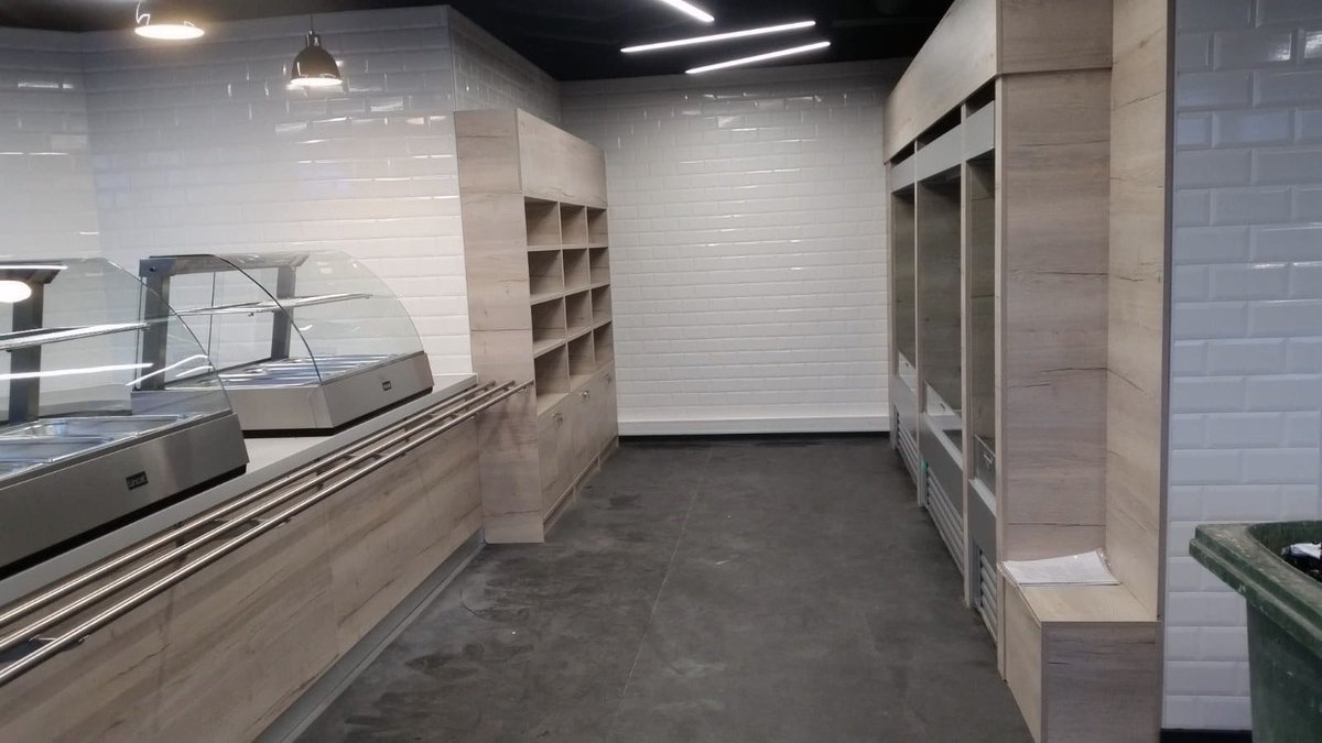 Lignify1's tweet image. Quick turnaround project using White Halifax oak manufactured to enclose the fridge, till point, display unit and servery with an accompanying warm grey corian worktop #madeinlancashire