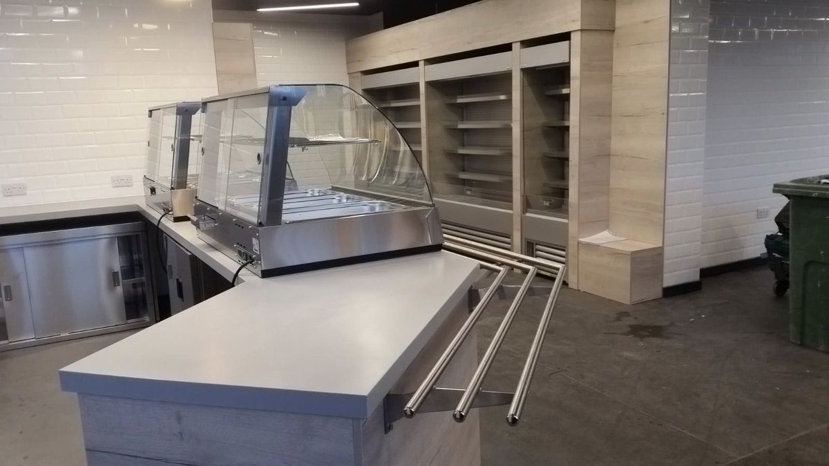 Lignify1's tweet image. Quick turnaround project using White Halifax oak manufactured to enclose the fridge, till point, display unit and servery with an accompanying warm grey corian worktop #madeinlancashire