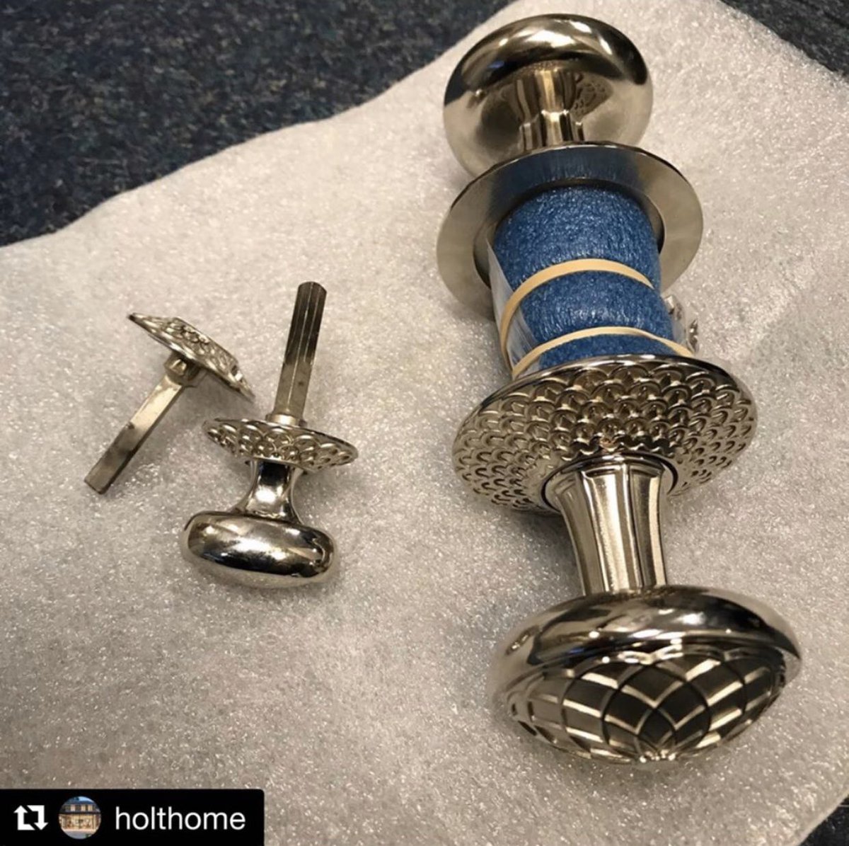 Our clients frequently relay the joy they experience when our products arrive in their hands. We understand them. 

#luxurydesign #hardware #interiordesign #architecture #sabaxter