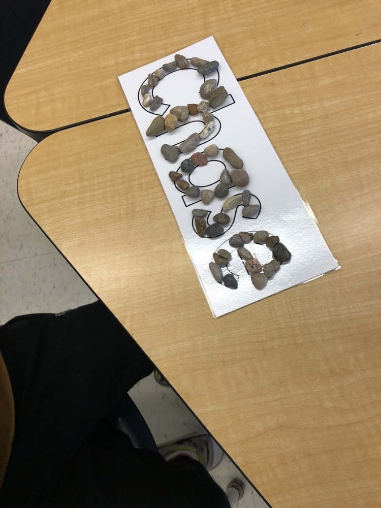 Students were working their finger muscles in order to successfully decorate their names. 🖐🏽 @EY_uwindsor