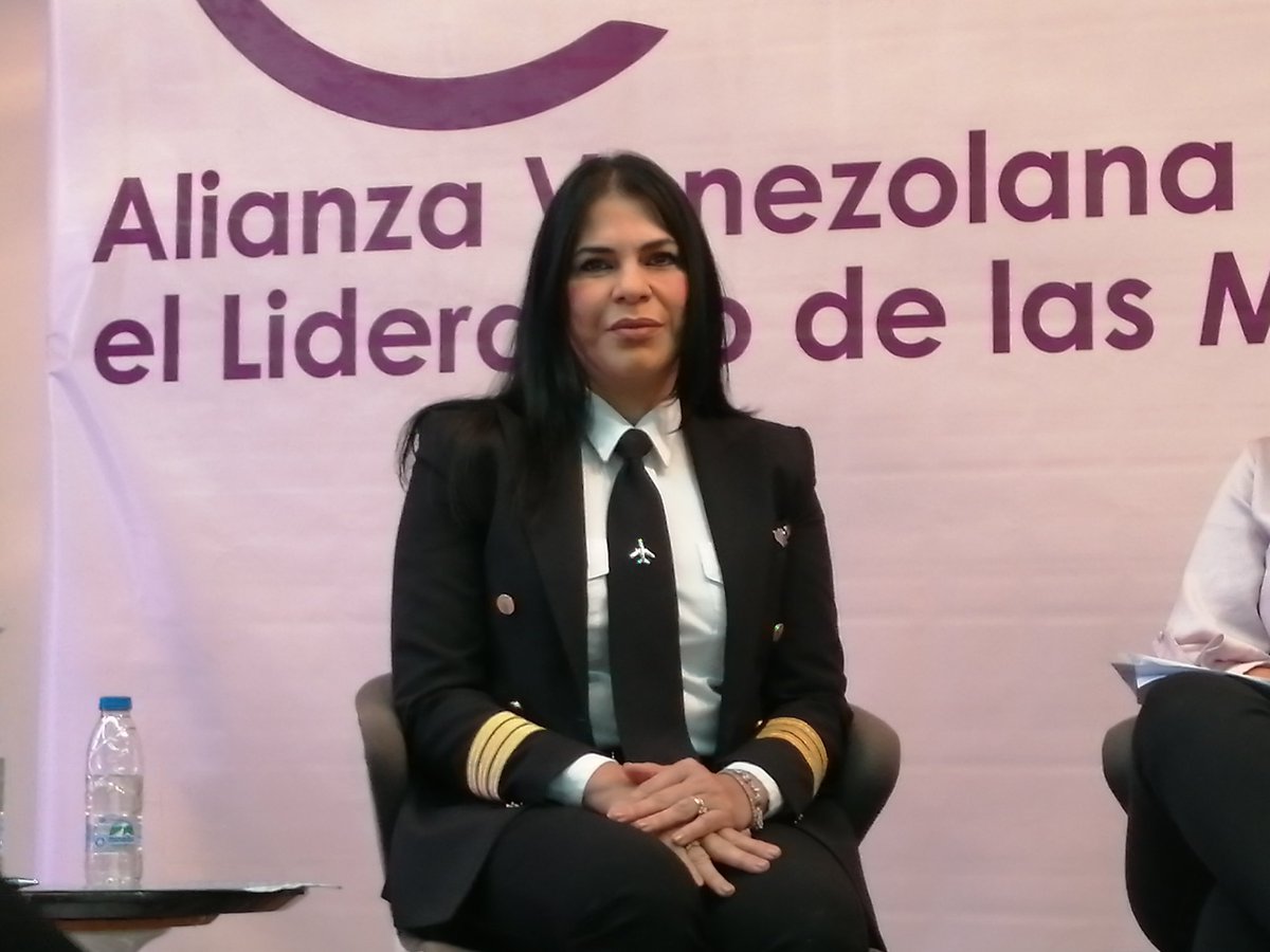 camaramaracaibo's tweet photo. María del Mar Dosil Piloto de Aviación. "Supe que sería piloto desde el momento que un diciembre mi papá llevó 3 muñecas y 1 helicóptero y me quité la franela y me corté el pelo como varón para que el helicóptero fuese mío. #FOROAVEM2020 @avemujeres https://t.co/y0ooSCsE5w