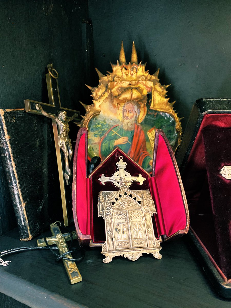 WickedVintageUK's tweet photo. #Skulls #Antiques #ReligiousRelics #Crystals #macabre #GothicGoods #Antiquities #Trinkets #Curiosities..... https://t.co/YcvFoye2A1