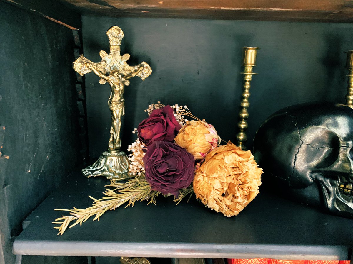 WickedVintageUK's tweet photo. #Skulls #Antiques #ReligiousRelics #Crystals #macabre #GothicGoods #Antiquities #Trinkets #Curiosities..... https://t.co/YcvFoye2A1