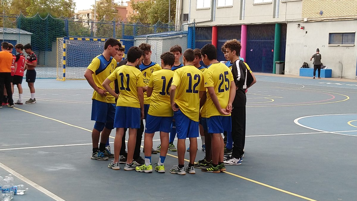 BmComenius's tweet photo. Debut del cadete masc en Copa Federación🏆
Y no fue bien... Derrota por 28-39 en casa ante Fertiberia Puerto Sagunto 2005☹️
No pasa nada chicos, seguimos luchando!
Ánimo!👏
.
.
���💙 https://t.co/vI5fjcn5pA