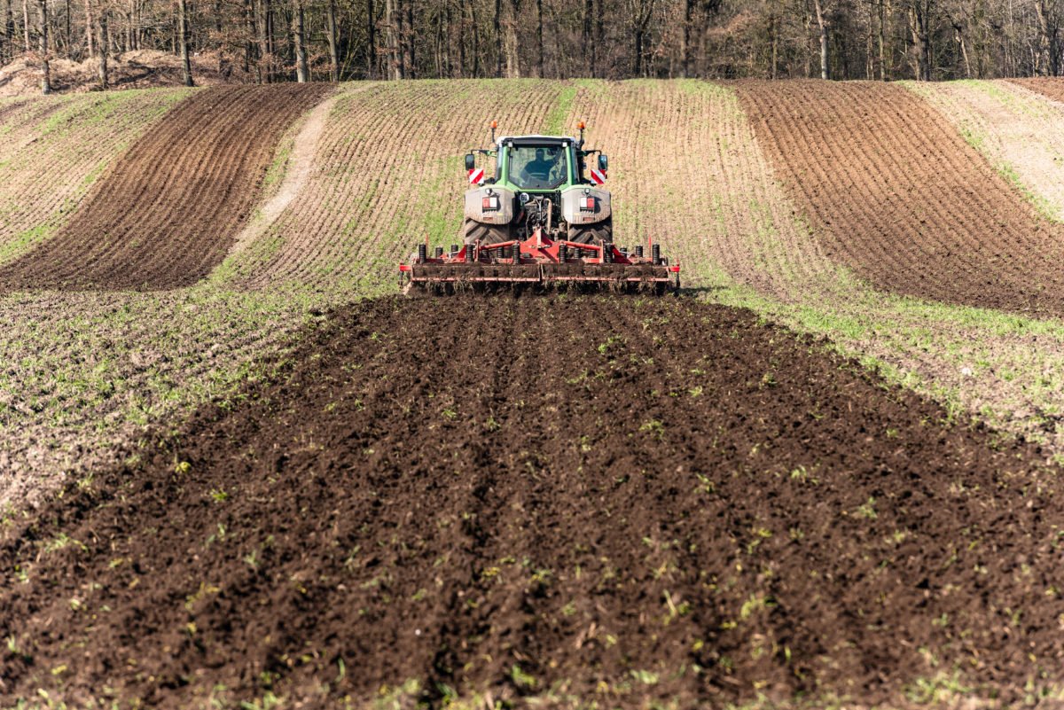 Eric365FN's tweet photo. Fondement de la production alimentaire, habitat pour les plantes, les animaux et les micro-organismes, réservoir d’eau, de nutriments et de carbone, le sol est une ressource limitée et la base de la production agricole. Comment limiter sa compaction ?
➡ https://t.co/oFuMHWD8db https://t.co/JrQqDZzuhY