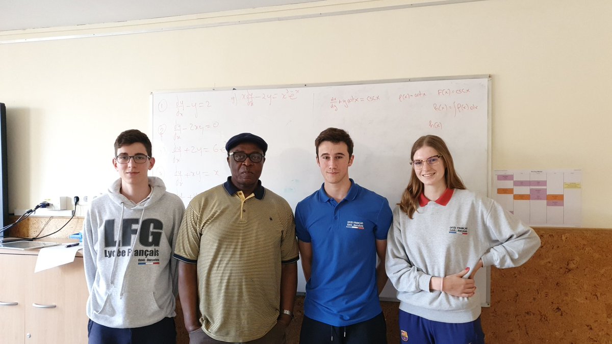 BonsoleilS's tweet photo. Bienvenu à Ernest Ngongo de Toronto French School @TFScampus .  M. Ngongo a organisé un atelier sur les équations différentielles avec nos élèves de 2BB de @Bonsoleil_LFG https://t.co/r3mfFtoIQd