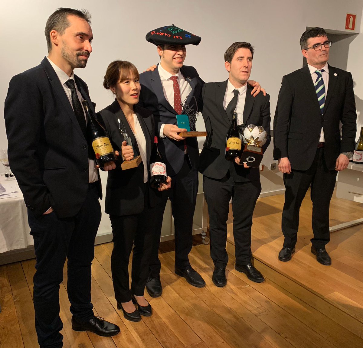 Lar de Paula participó ayer como colaborador en el XXI Campeonato de Euskadi de Sumilleres. Los tres finalistas, que participarán en el Campeonato de España, recibieron además un magnum de Lar de Paula Crianza como regalo. #LardePaula #vino #paulistas