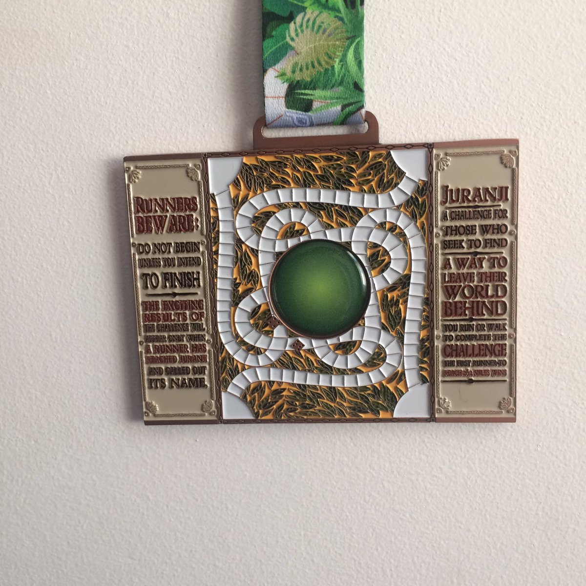 chubbyrunneruk's tweet photo. My medal for my first non stop marathon arrived today, not sure what way round to hang it 🤔 https://t.co/CnIAxwOVG3