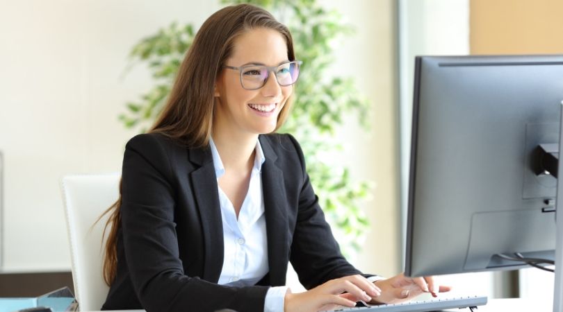 NJRetina's tweet image. Here’s a safety tip for #WorkplaceEyeWellnessMonth: Adjust the size of text on your screen or zoom in. Your computer’s text size should be big enough for you to read and focus on comfortably.