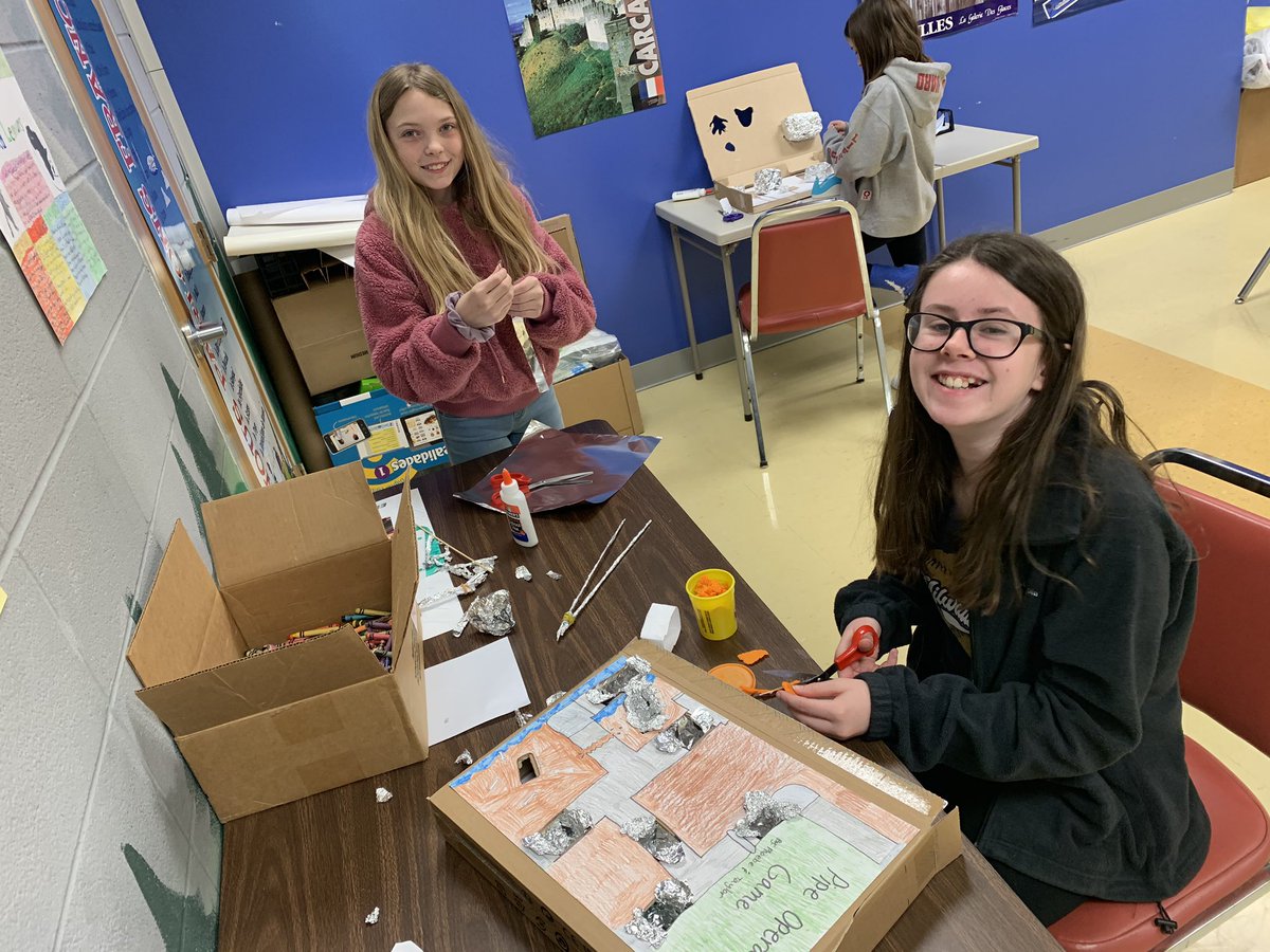 brianlynn78's tweet photo. 5th and 6th graders creating their own “Operation” games.  Pretty cool stuff!  #spoofhoundpride https://t.co/c3oBxVk11I