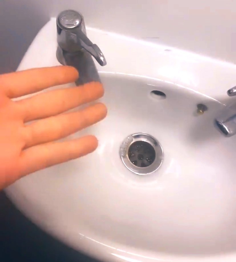 tindrafrost's tweet photo. Dear Britain, how am I meant to wash my hands for 20 seconds when you have one tab to boil and the other to freeze?! THIS is how we all gonna die! 🦠 #fixitboris https://t.co/8xwdmYEXVi
