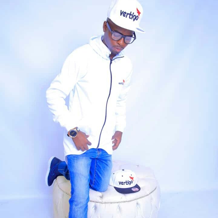 SizweIvirus's tweet photo. #NEW ALBUM IS LOADING
#IVIRUS ENTSHA
#SIMAYEDWA
NGIYACELA KAKHULU I SUPPORT KINI BAFWETHU....MAKUDLULA UGOOD SIZOBESESINAZISA KONKE..
#ABATHANDIBOMCULO
@CmomozaNdlondlo
@zitho_nkosi
@vuyiswa612
@MaskandiTwiter
@Nqubeko_MC
@Zyamlandel_Zulu
@nontsikelelony1 https://t.co/geeNa1Hwb4