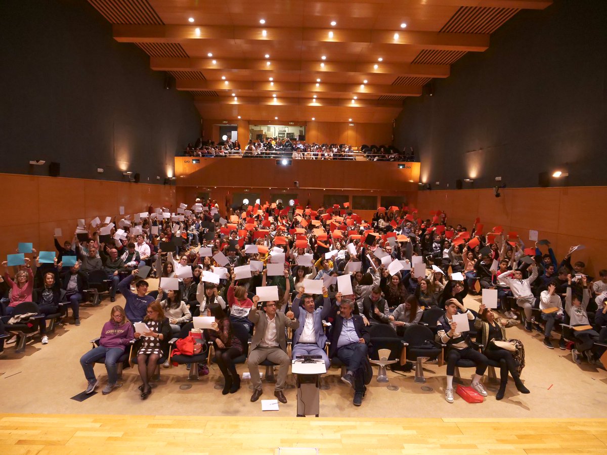 mandarinanewton's tweet photo. Acercando disciplinas uniendo #matemáticas y #arte, dos lenguajes abstractos para comprender el mundo. Grácias @RealSocMatEsp @UPV #mathematicseverywhere #artscience #Mathematics https://t.co/DnMSAK2lEE