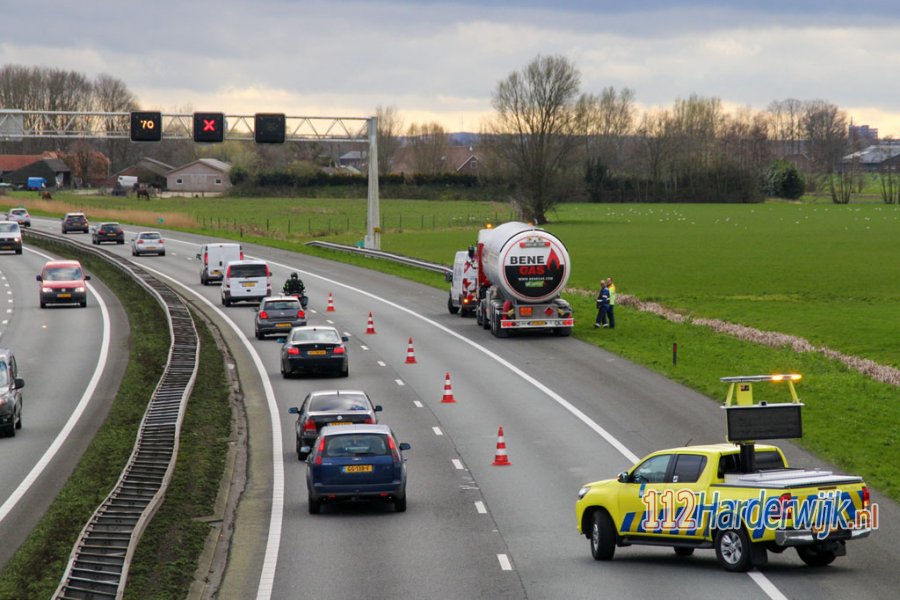 Lange file op A28 door stilgevallen tankwagen bij #Nijkerk. 112Harderwijk.