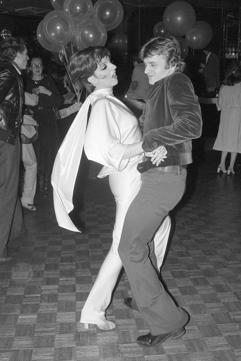 VogueFrance's tweet photo. Grande fidèle du Studio 54, la star du film "Cabaret" Liza Minnelli fête aujourd'hui ses 74 ans https://t.co/sjupHfyTza  #LizaMinnelli https://t.co/L3gq4kfwxg