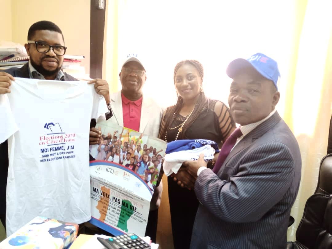 ci_jeune's tweet photo. Notre partenaire technique #Ictj a été ce matin au Ministère de l'education nationale en vue de leur presenté officiellement les gadgets de la tournée culturelle et artistique qui se tiendra du 14 au 20 Mars 2020.

@UNPeacebuilding @theICTJ
@pnudcotedivoire @Suma2000 https://t.co/C9osQS7EEQ