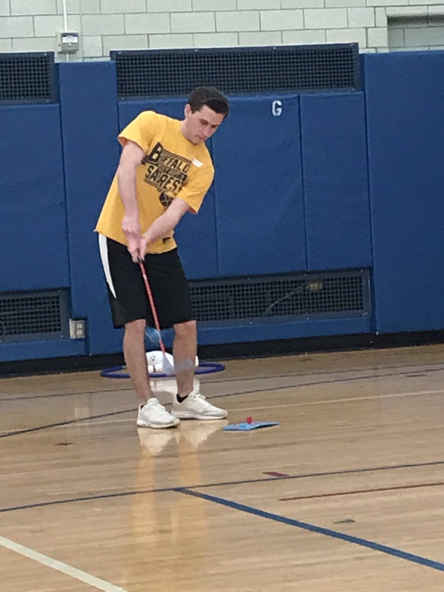 Mr. Falcon and Frontier golf alumni Dan Kelley came in today to teach putting and chipping to our 4th and 5th graders.  Our Frontier alumni are the best!@FrontiercsdPE