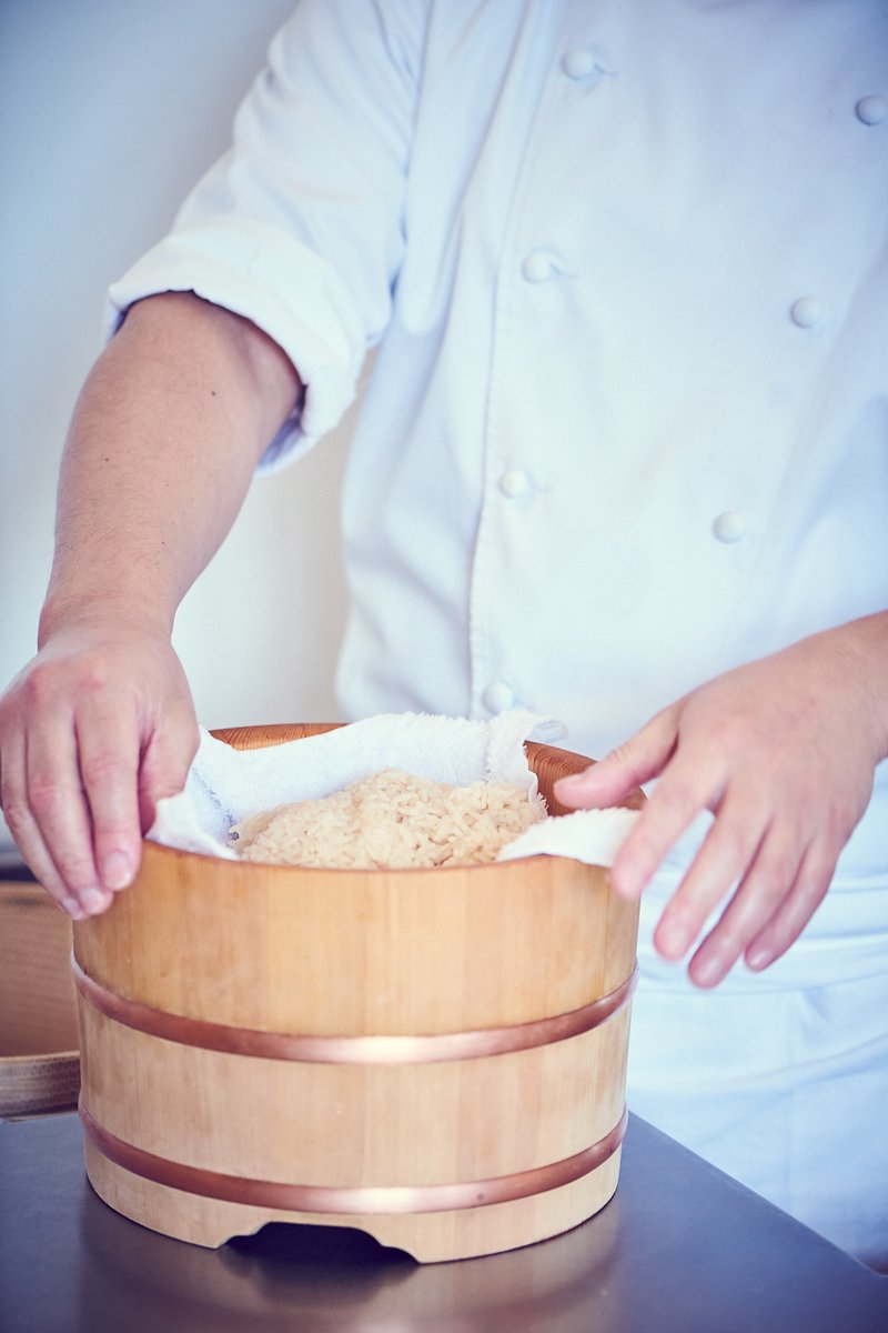 Dans cet edobitsu venu tout droit du Japon se cache un trésor ! La recette unique du riz de notre maître sushi Yasunari Okazaki .. Réservez sans tarder à #Labysse pour déguster ce bijou blanc 🍣 ☎️ Réservation : 01 53 05 10 30 - labysse@ledoyen.com #restaurant #yannickalleno