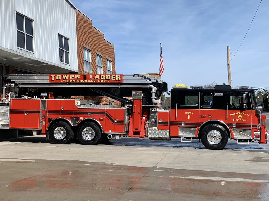 Huntersville_FD's tweet image. Tower Ladder 1 looking beautiful on this wonderful, spring weather day! #BlackOverRed #AerialScope  #Seagrave #OneTownOneTeam