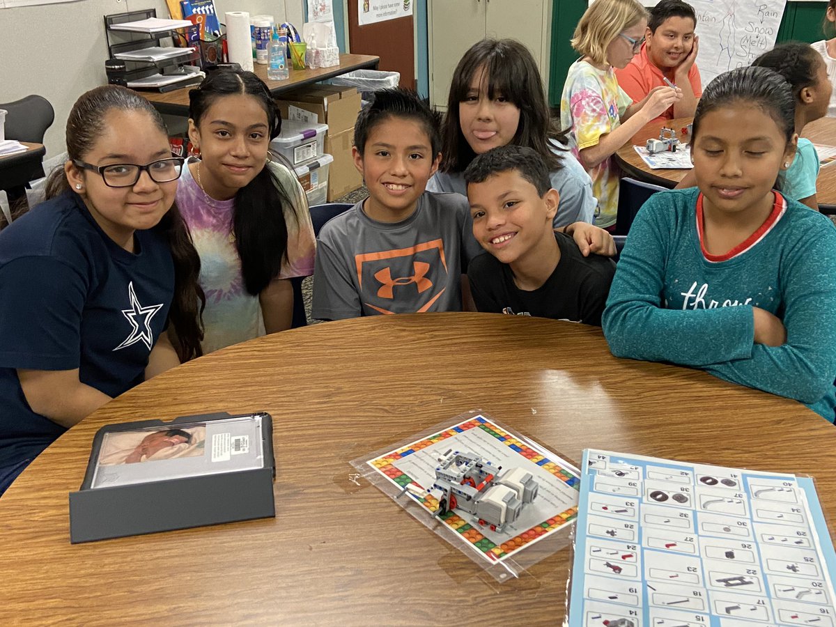 huezo_mrs's tweet photo. Building EV3s. 5th grade. #IESEagleEngineering. #IESLearns https://t.co/MgisG3MCjH