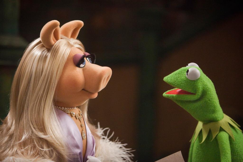 MissPiggy's tweet photo. #DivaTips – If you find a picture of vous and your ex where vous look SENSATIONAL (see below), don't delete it! Don't crop him out! Just post it! Everyone will focus on vous anyway! https://t.co/7XOyYOVfJL