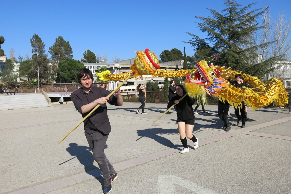 TraduccioUAB's tweet photo. 🍥El @ramenbuUAB ha fet una dansa del 🐉drac! I, a més, també han venut tot de menjar asiàtic a la seva parada al llarg del matí 🤤
 #triaUAB #viulaUAB #UABmood https://t.co/iplicnyhdw