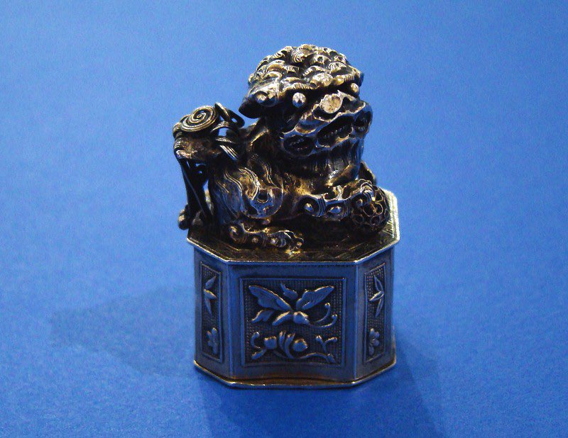 DanielBexfield's tweet photo. Chinese Gilded Silver 'Imperial Guardian Lion' Opium Box
Circa 1880
£1,175.00

Rare little box
Unrecorded maker
Good hallmark and condition
Without damage or repair 
#ImperialGuardianLion #opiumbox
#antiquesilver #sterlingsilver #cecilcourt #coventgarden #london 
#antiques https://t.co/Jk7RDf8JRR