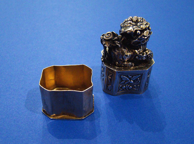 DanielBexfield's tweet photo. Chinese Gilded Silver 'Imperial Guardian Lion' Opium Box
Circa 1880
£1,175.00

Rare little box
Unrecorded maker
Good hallmark and condition
Without damage or repair 
#ImperialGuardianLion #opiumbox
#antiquesilver #sterlingsilver #cecilcourt #coventgarden #london 
#antiques https://t.co/Jk7RDf8JRR