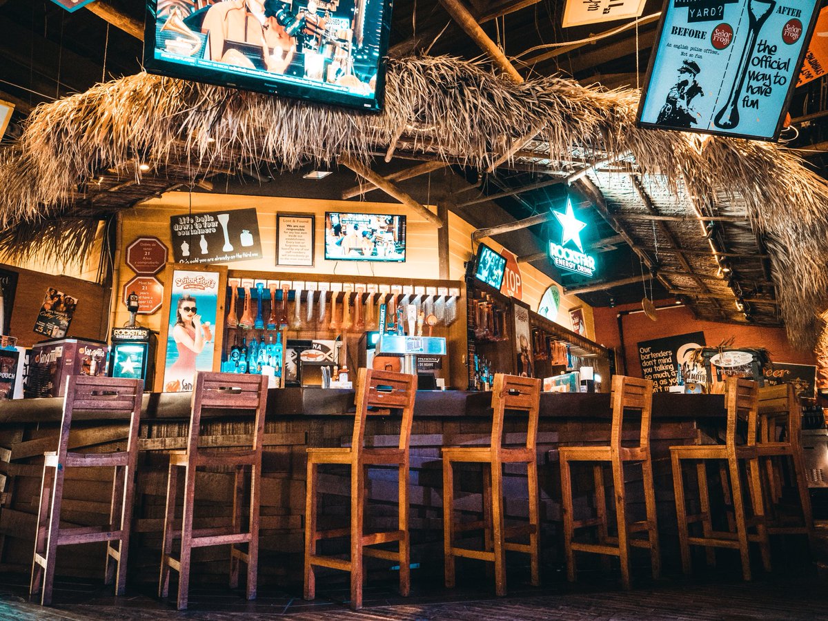 The different paths, take you to the most incredible destinations. 👌🏼🤪🎆 📖 #SeñorFrogs #Party #SavingTheWorldFromBoredom #GrupoAndersons #people #fun #paths