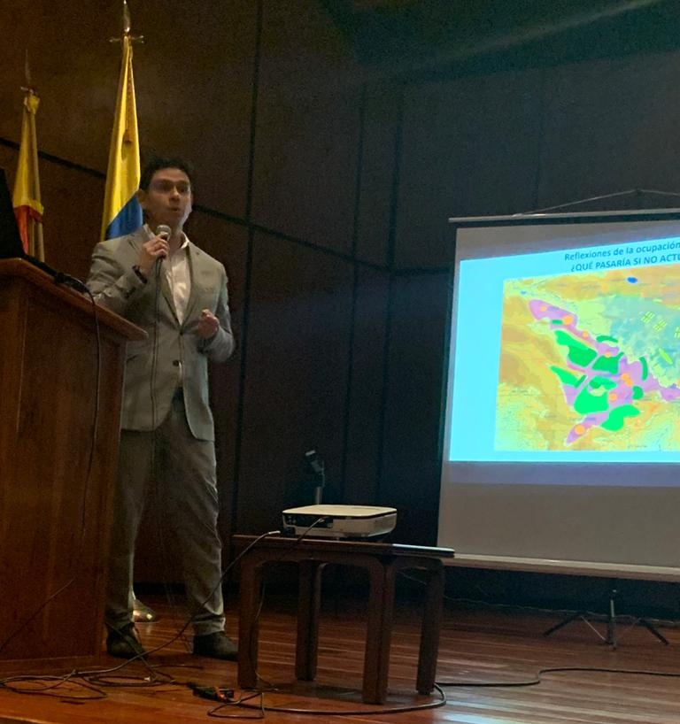 CAMACOLBOGOTA's tweet photo. #YoConstruyoBienestar / Representamos un sector que aporta bienestar a la región. Por eso, #AEstaHora, como parte de nuestro compromiso por un desarrollo sostenible en la región, participamos con aportes técnicos en la audiencia pública de la sentencia del #RíoBogotá https://t.co/6soEuO3TwQ